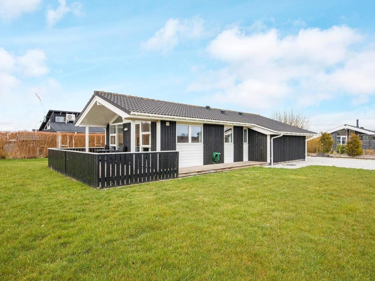 Three-Bedroom Holiday Home In Juelsminde 18 Sonderby  Екстериор снимка